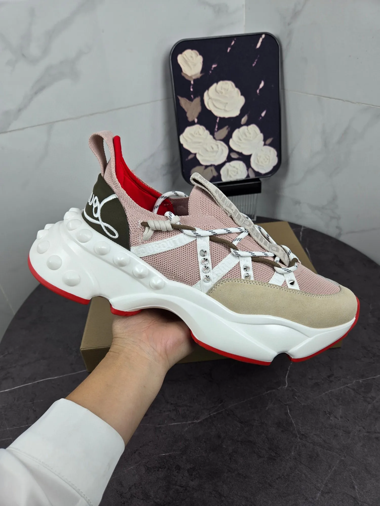 💰¥680 Original item from trendy brand Chri*stian loubou*tin, the latest series of CL red-soled shoes for casual couples. The upper is made of imported Lycra + high-density breathable fly weave, and the environmentally friendly high-elastic suction mold pad will never delaminate. The outsole is made of super non-slip and wear-resistant PU + vacuuming. Two-color combination Size: Female 35-43 Male 38-47 Comes with handbag, card, shoehorn" full package (Female 41 42 43 men 46 47 customized)